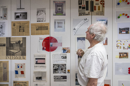 France, Paris (75), l'artiste plasticien Jean-Pierre Raynaud dans son appartement atelier