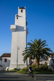 France, Pyrénées-Atlantiques (64), Pays-Basque, Saint-Jean-de-Luz, phare de Ciboure construit par André Pavlovsky en 1936, le sommet de la montagne La Rhune en arrière-plan