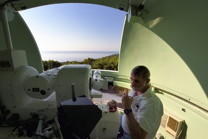 France, Var (83), Iles d'Hyères, Parc national de Port Cros, Ile du Levant, zone militaire, poste optique de la Verette, tourelle optronique du centre DGA Essais de missiles actionnée par monsieur Raymond P.
