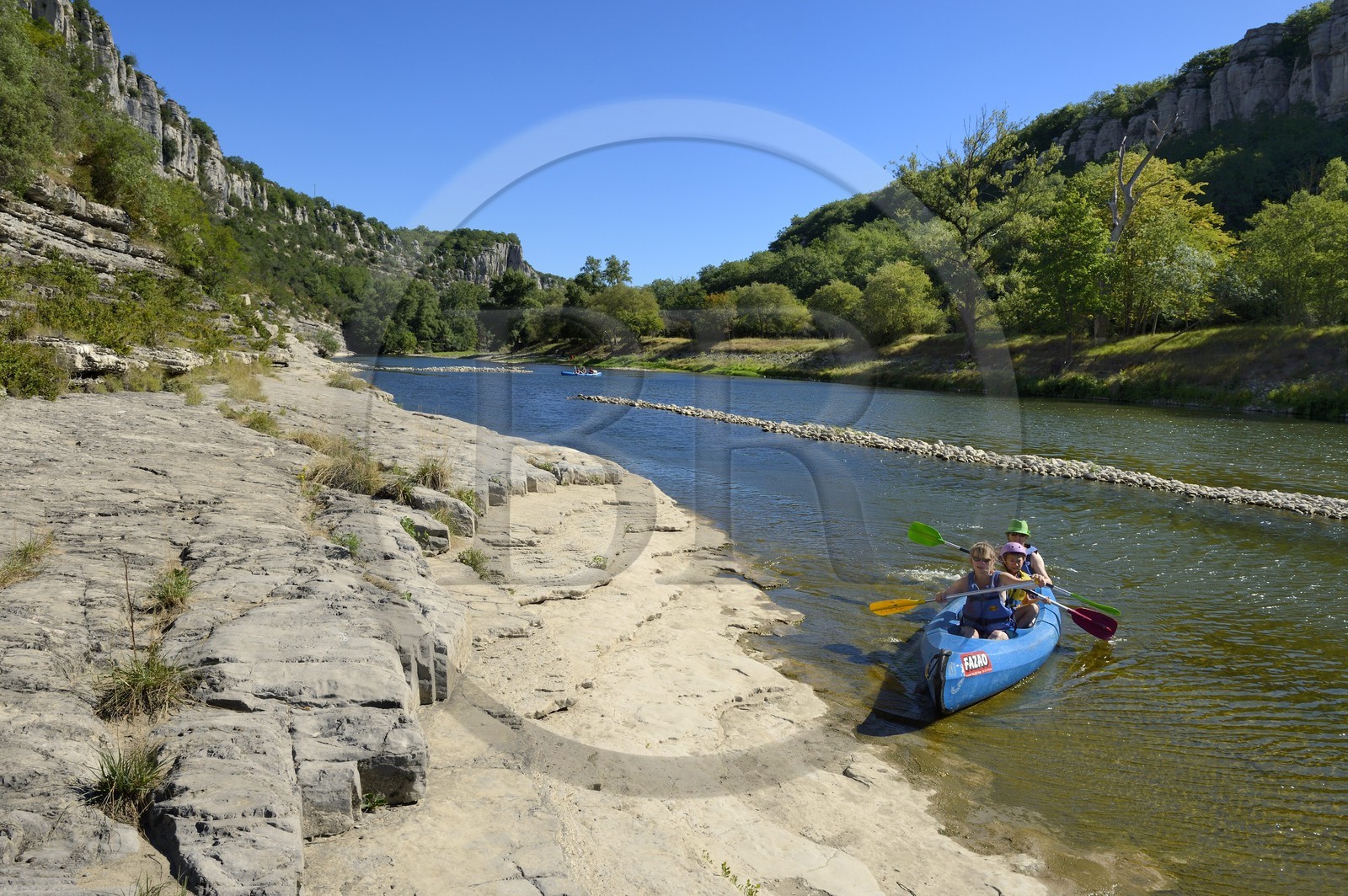 France, Ardèche (07), Balazuc, kayaks descendant la rivière Ardèche entre Balazuc et Pradons