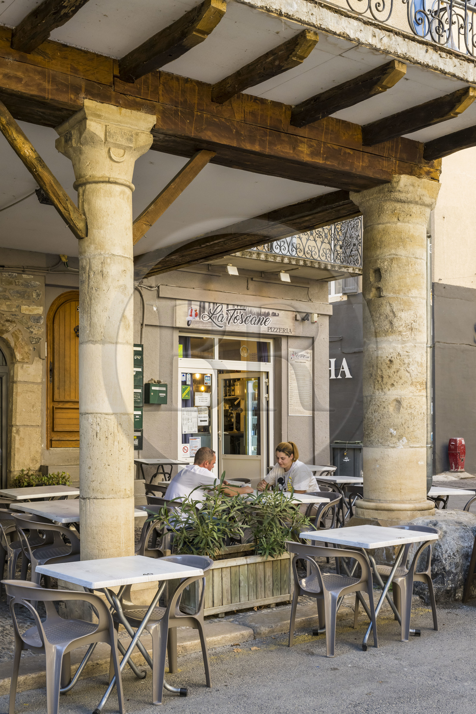 France, Aveyron (12), Millau, place du Marechal Foch, le pilori est encore en partie visible sur la colonne de gauche