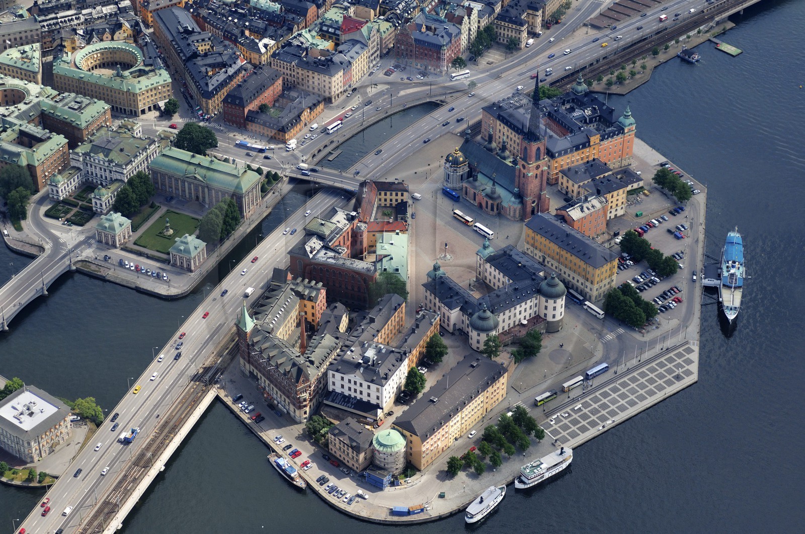 Suède, Stockholm, ile de Gamla Stan (vieille ville), île des Chevaliers (Riddarholmen) et l'église de Riddarholmen (Riddarholmskyrkan) (vue aérienne)