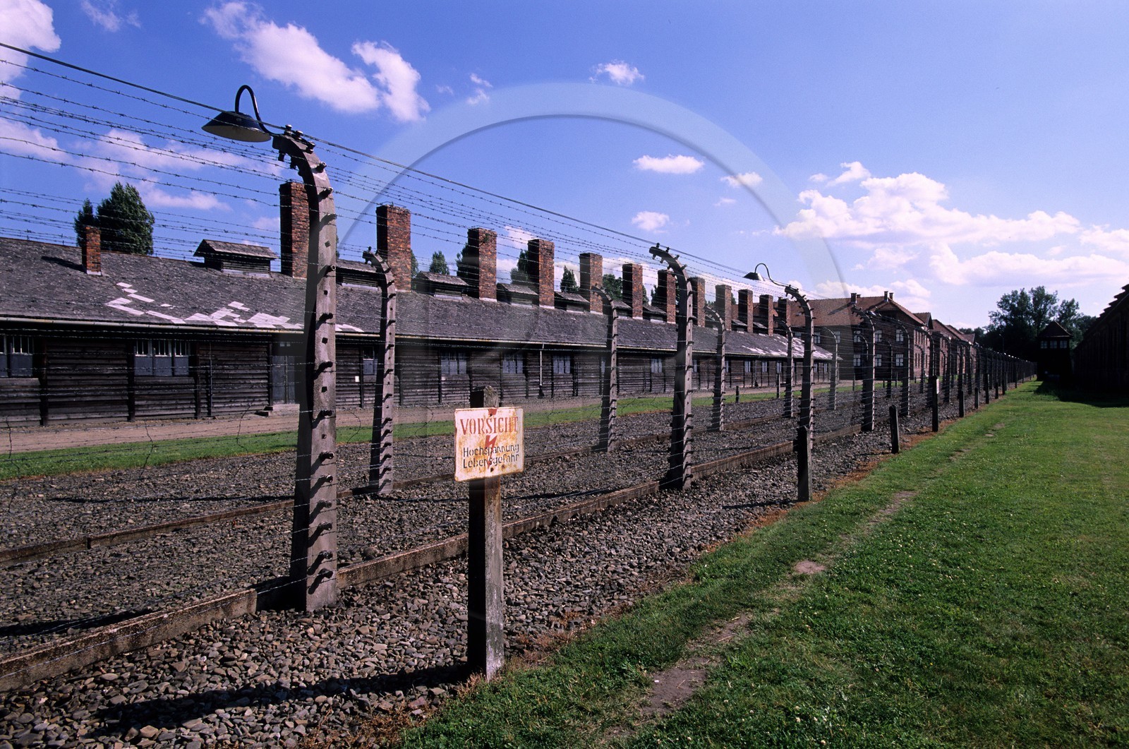 Pologne, région de la Petite-Pologne, environs de Cracovie, village d' Oswiecim, camp de concentration d' Auschwitz, barbelés électrifié qui entourent le camp