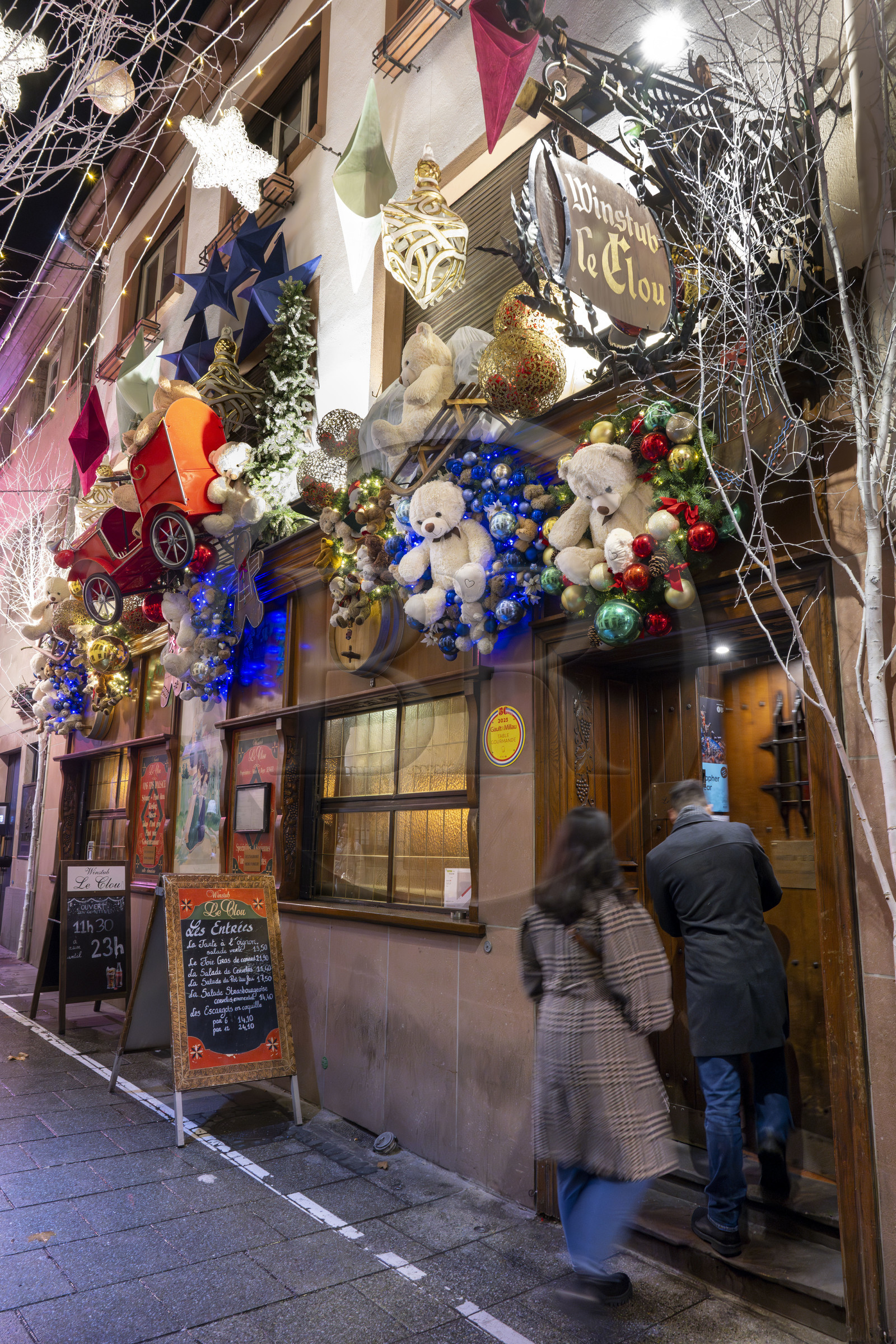 France, Bas-Rhin (67), Strasbourg, vieille ville classée au Patrimoine Mondial de l’UNESCO, la winstub Le Clou dans la rue du Chaudron avec ses décors de Noël