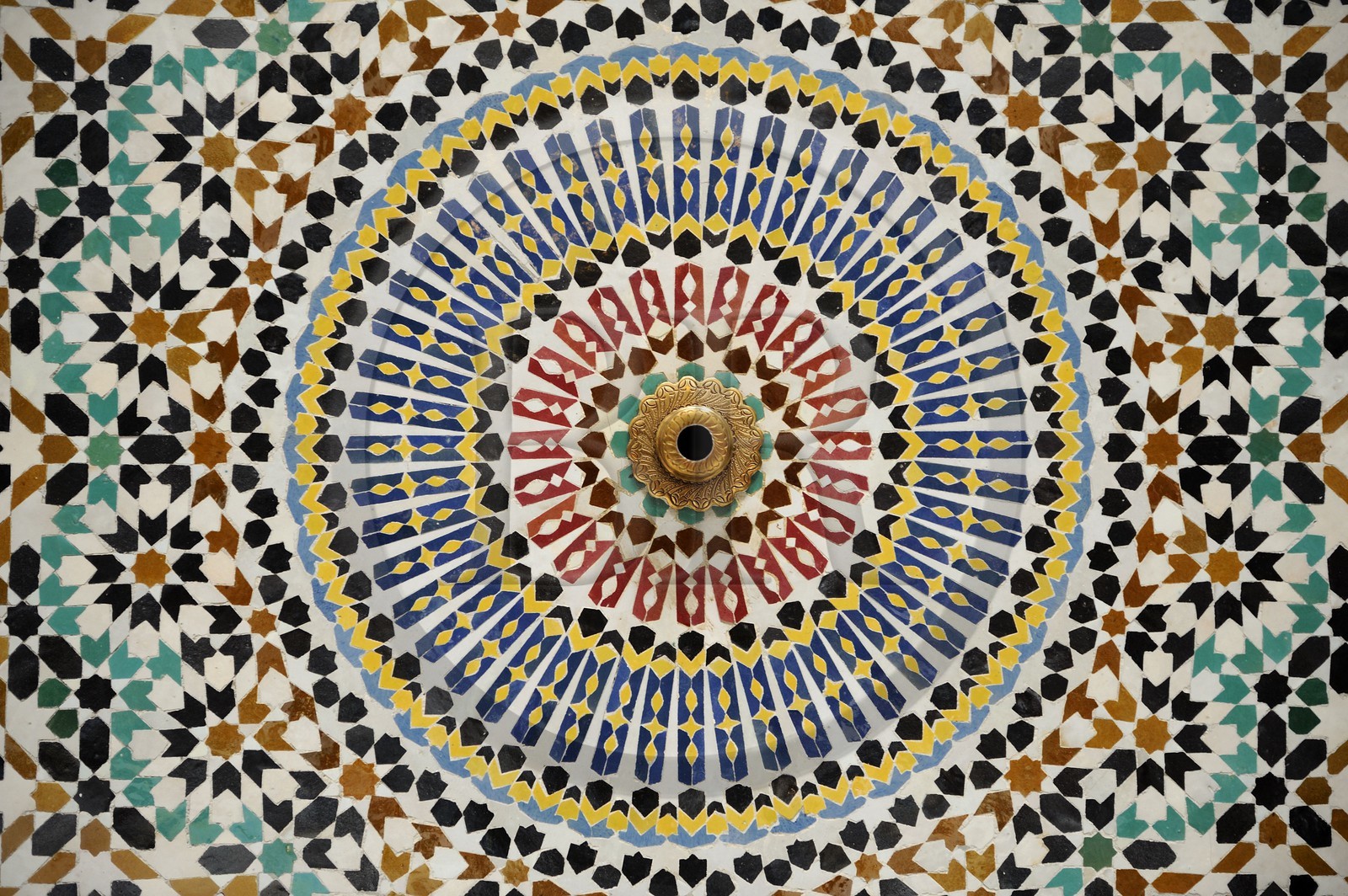 Maroc, Moyen Atlas, Fès, ville impériale, médina classée Patrimoine Mondial de l'UNESCO, hôtel de luxe Riad Fes, zelliges d'une fontaine intérieure