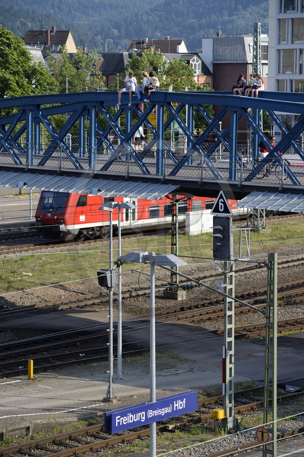 Allemagne, Bade-Wurtemberg, Fribourg en Brisgau, la gare centrale, le pont bleu (pont Wiwili) au dessus de la voie ferrée