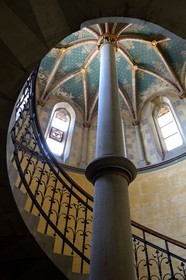 France, Bas-Rhin (67), Strasbourg, quartier de la Neustadt datant de la periode allemande, l'Eglise Reformée Saint-Paul, ancienne église de garnison protestante (1897), escalier conduisant à la loge impériale, voûte ornée