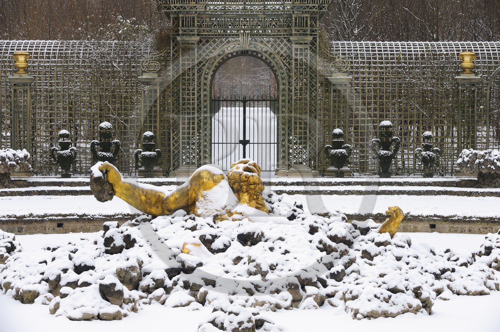 France, Yvelines (78), parc du château de Versailles sous la neige, classé Patrimoine Mondial de l'UNESCO, le Bosquet de l'Encelade oeuvre de Marsy