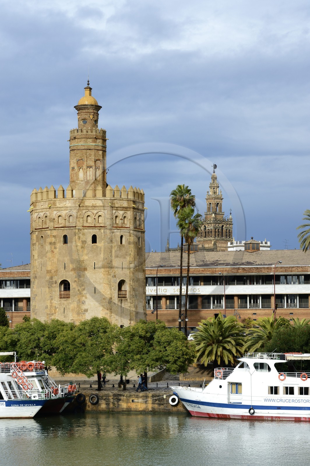 Espagne, Andalousie, Séville, en bordure du fleuve Guadalquivir, la Tour de l'Or (Torre del Oro), ancienne tour d'observation militaire construite au début du XIIIe siècle reconvertie en musée maritime Espagne, Andalousie, Séville, en bordure du fleuve Guadalquivir, la Tour de l'Or (Torre del Oro), ancienne tour d'observation militaire construite au début du XIIIe siècle reconvertie en musée maritime