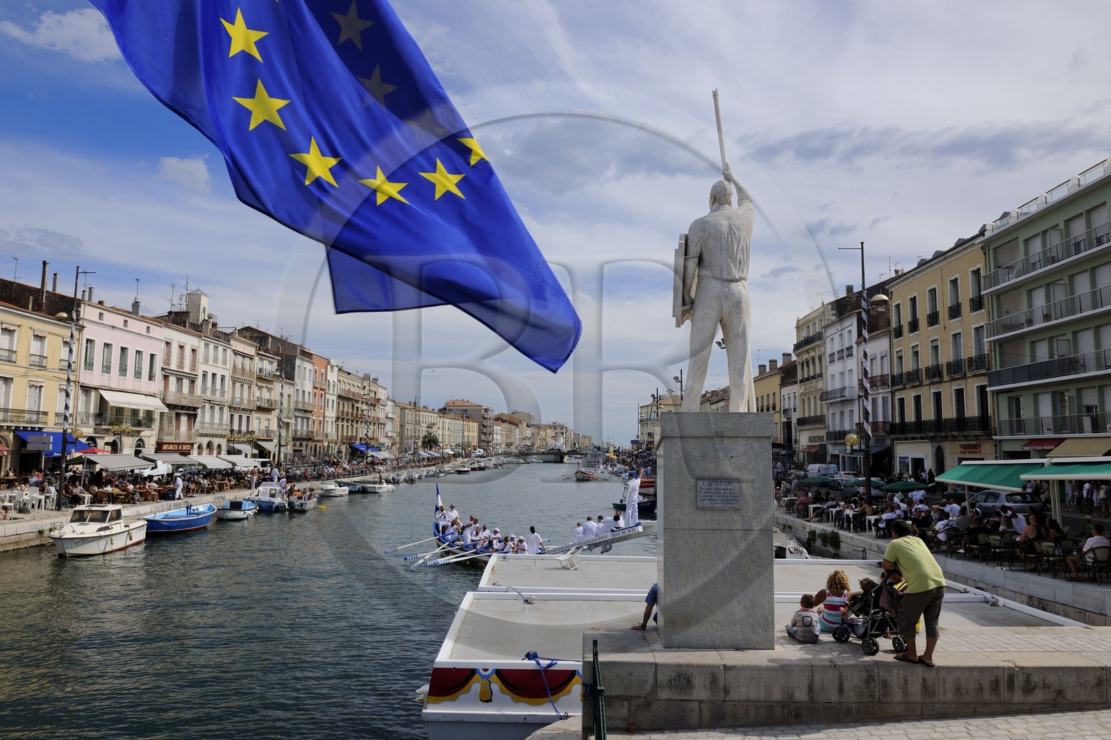 France, Hérault (34), Sète, canal Royal, fête de la Saint Louis, joutes sètoises, statue à la gloire des joutes par le sculpteur Pierre Nocca