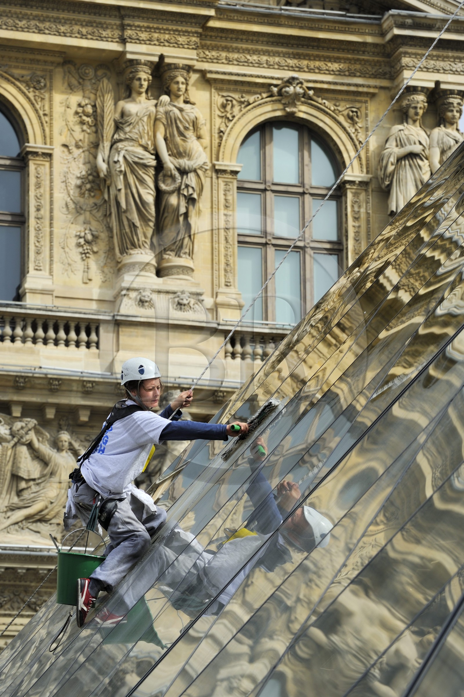France, Paris (75), le musée du Louvre, laveurs de vitres sur la façade en verre de la pyramide de l'architecte Ieoh Ming Pei