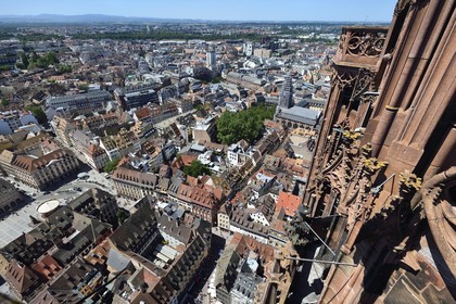 France, Bas-Rhin (67), Strasbourg, vieille ville classée au Patrimoine Mondial de l'UNESCO, la place Gutenberg à gauche et la place Kleber en arrière plan vus depuis le sommet de la cathédrale Notre-Dame