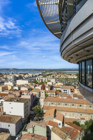 France, Hérault (34), Palavas-Les-Flots, la ville vue depuis le Phare de la Méditerranée, tour d'observation de 43 mètres issue de la transformation de l'ancien chateau d'eau,  l'étang du Méjean en arrière plan