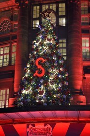 France, Bas-Rhin (67), Strasbourg, vieille ville classée au Patrimoine Mondial de l'UNESCO, les Galeries Lafayette décorées pour Noel dans la Rue du 22 Novembre