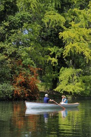 France, Paris (75), le Bois de Boulogne, promenade en barque autours des iles du Lac Inférieur