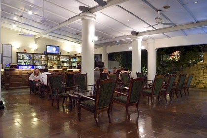 Sri Lanka, province du centre, Kandy, le Queen hotel datant de l'époque coloniale, le bar ouvert sur le jardin