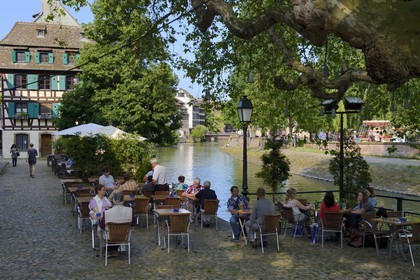 France, Bas-Rhin (67), Strasbourg, vieille ville classée au Patrimoine Mondial de l'UNESCO, quartier de la Petite France, terrasse de Café sur le quai de la Petite France