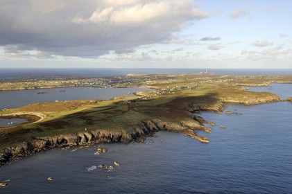 France, Finistère (29), parc naturel régional d'Armorique, mer d'Iroise, Ile d'Ouessant, réserve de Biosphère (UNESCO), la côte sud ouest (vue aérienne)