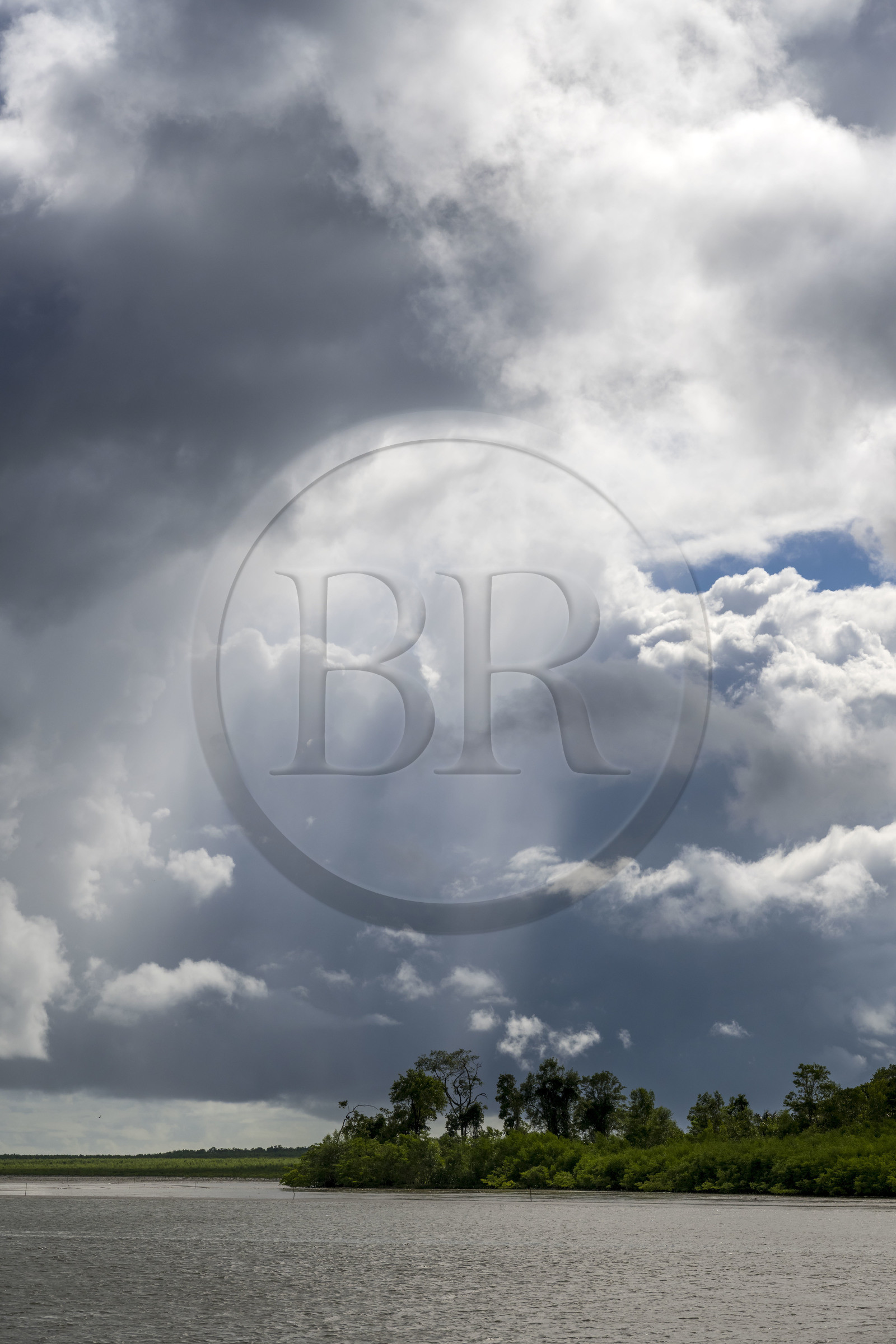 France, Guyane, Kourou, estuaire du fleuve Kourou et gros nuages