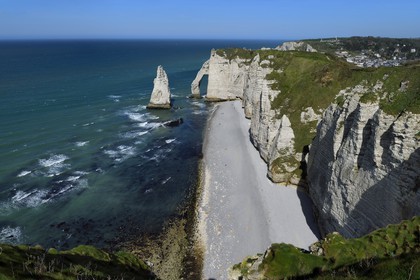France, Seine-Maritime (76), Pays de Caux, Côte d'Albâtre, Etretat, la falaise d'Aval, l'Arche d'Aval et l'Aiguille, en arrière plan la ville d'Etretat