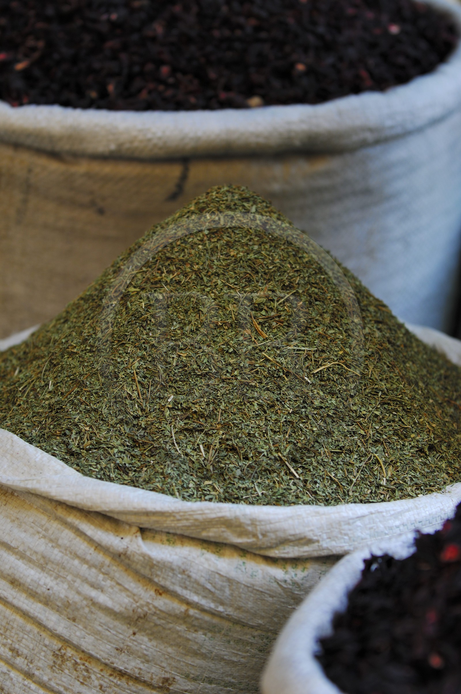 Egypte, Haute Egypte, vallée du Nil, Louxor, le souk, étal d'épices