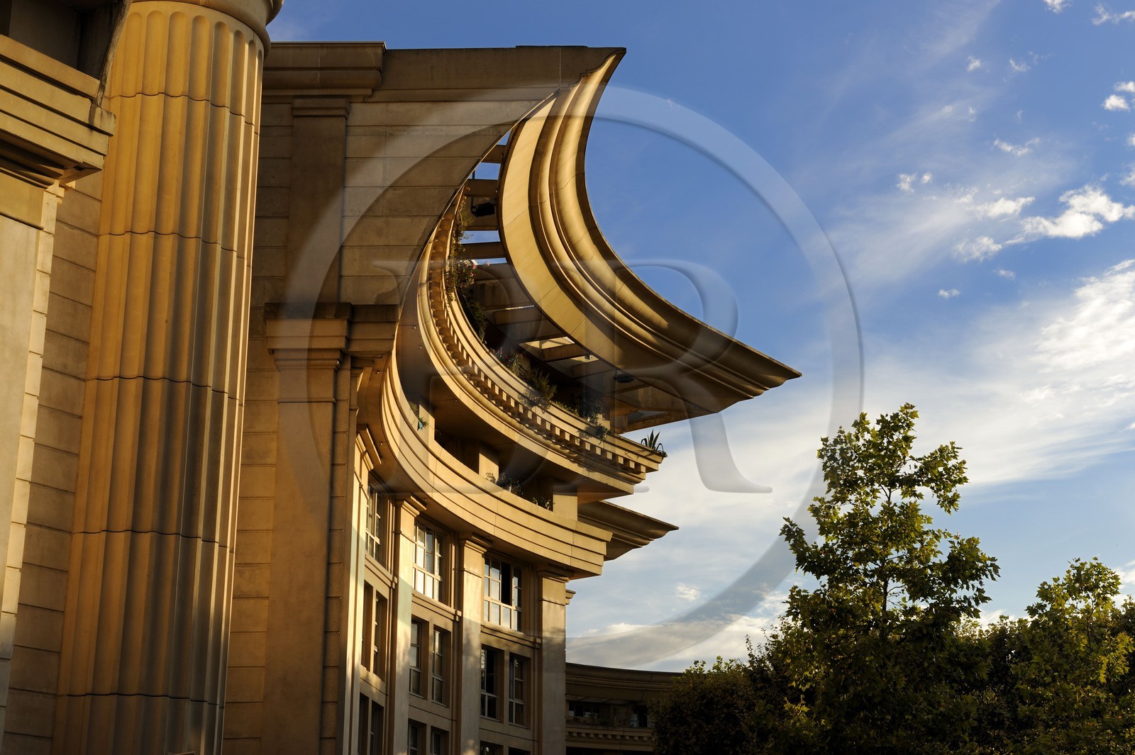 France, Hérault (34), Montpellier, quartier Antigone de l'architecte Ricardo Bofill, place du Nombre d'Or France, Hérault (34), Montpellier, quartier Antigone de l'architecte Ricardo Bofill, place du Nombre d'Or