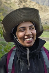 Sultanat d'Oman, Gouvernorat d'Al-Batina du Sud, Hajar occidental, Wadi Mistall, la randonneuse Badour Al Salhi dans les cultures en terrasse surplombant le village de Wakan (Wukan)