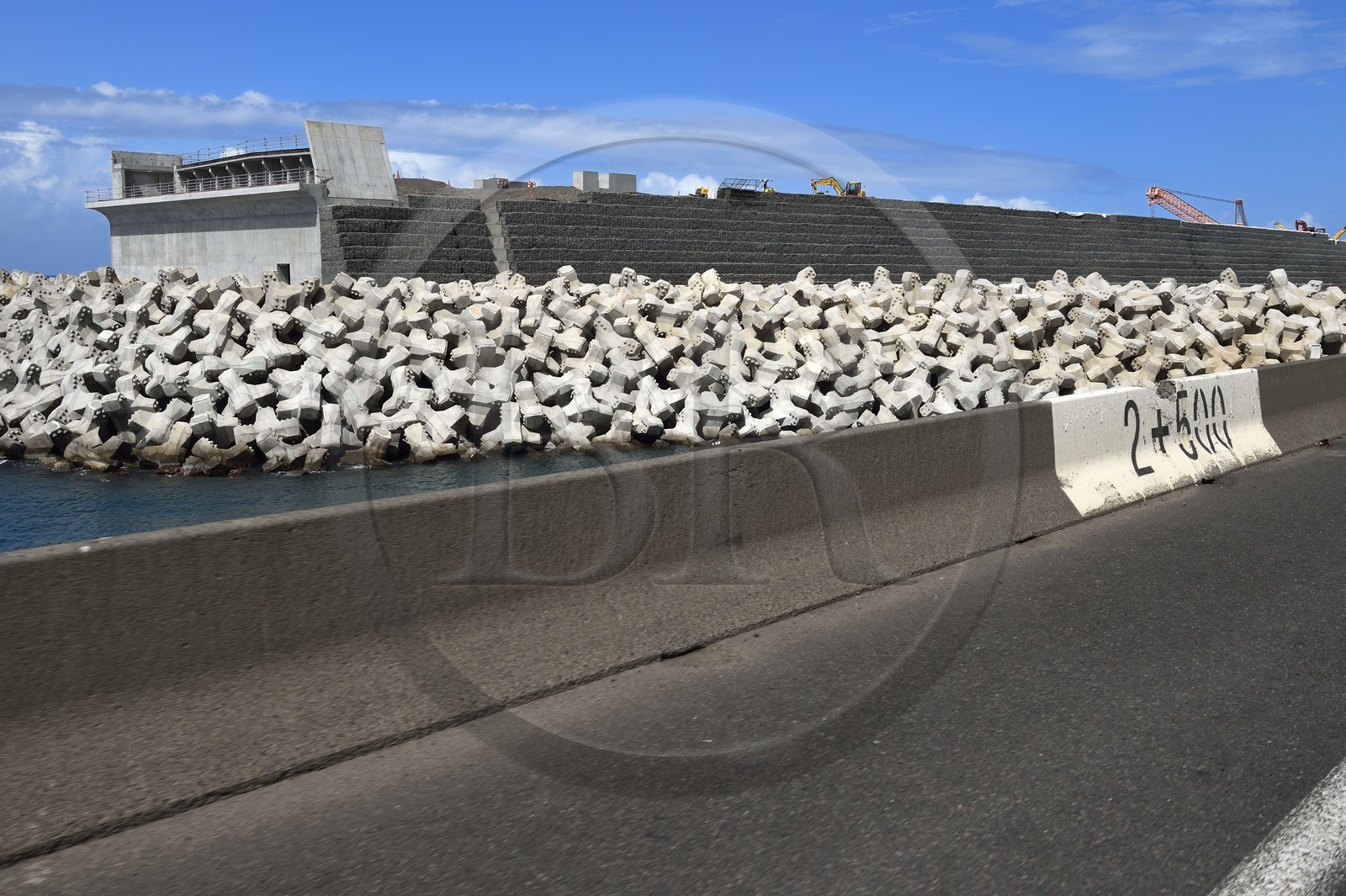 France, Ile de la Reunion, La Possession, chantier de la Nouvelle Route du Littoral (NRL), viaduc maritime long de 5,4 km entre la capitale Saint-Denis et le principal port de commerce à l’Ouest