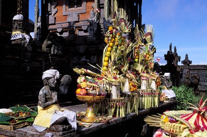 Indonésie, île de Bali, village de Batur, pura (temple) Ulun Danu Batur, offrandes à la déesse du lac Batur
