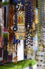 Israel, Jérusalem, ville sainte, vieille-ville classée Patrimoine Mondial de l'UNESCO, quartier chrétien, boutique de souvenirs et de produits religieux chrétien
