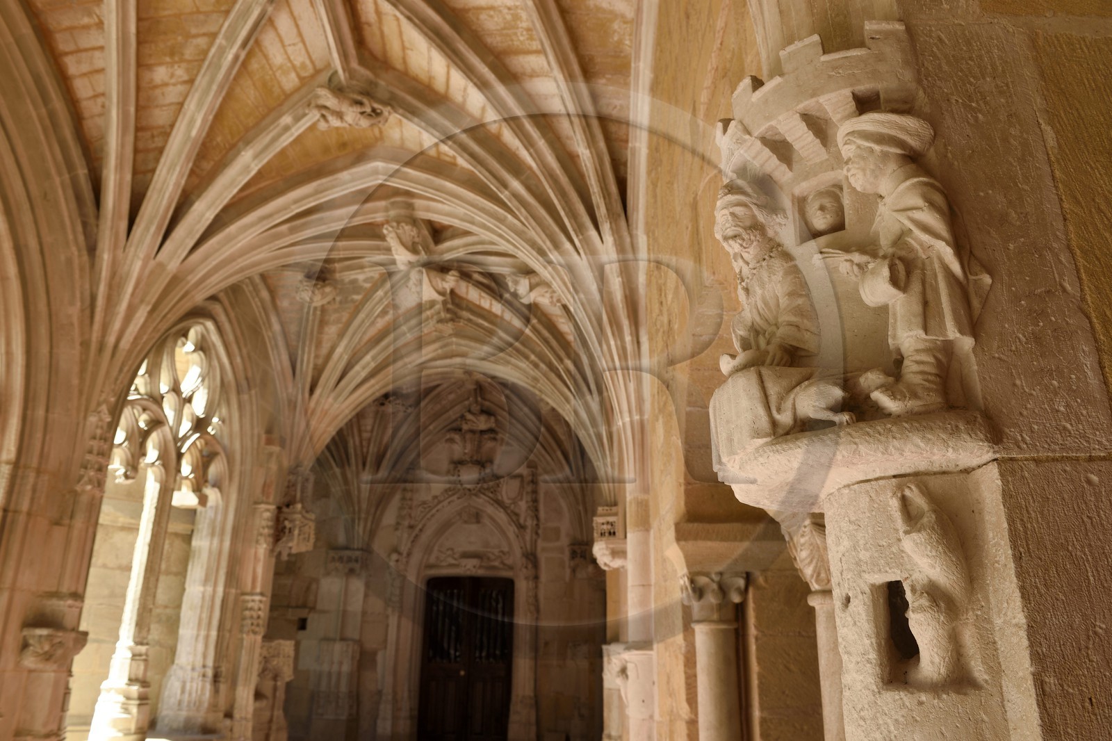 France, Dordogne (24), Périgord Noir, Le Buisson-de-Cadouin, abbaye de Cadouin, étape sur le chemin de Compostelle, site classé Patrimoine Mondial de l'UNESCO, galerie orientale du cloitre du XVe siècle, Lazare le mendiant de la parabole à l'entrée de la salle capitulaire à droite et la Porte Royale en arrière plan