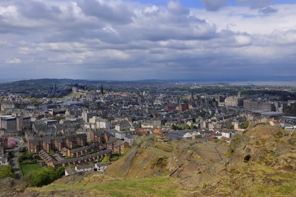 Royaume-Uni, Ecosse, Edimbourg, vue sur la ville qui s'étend jusqu'au Firth of Forth depuis l'Arthur's seat