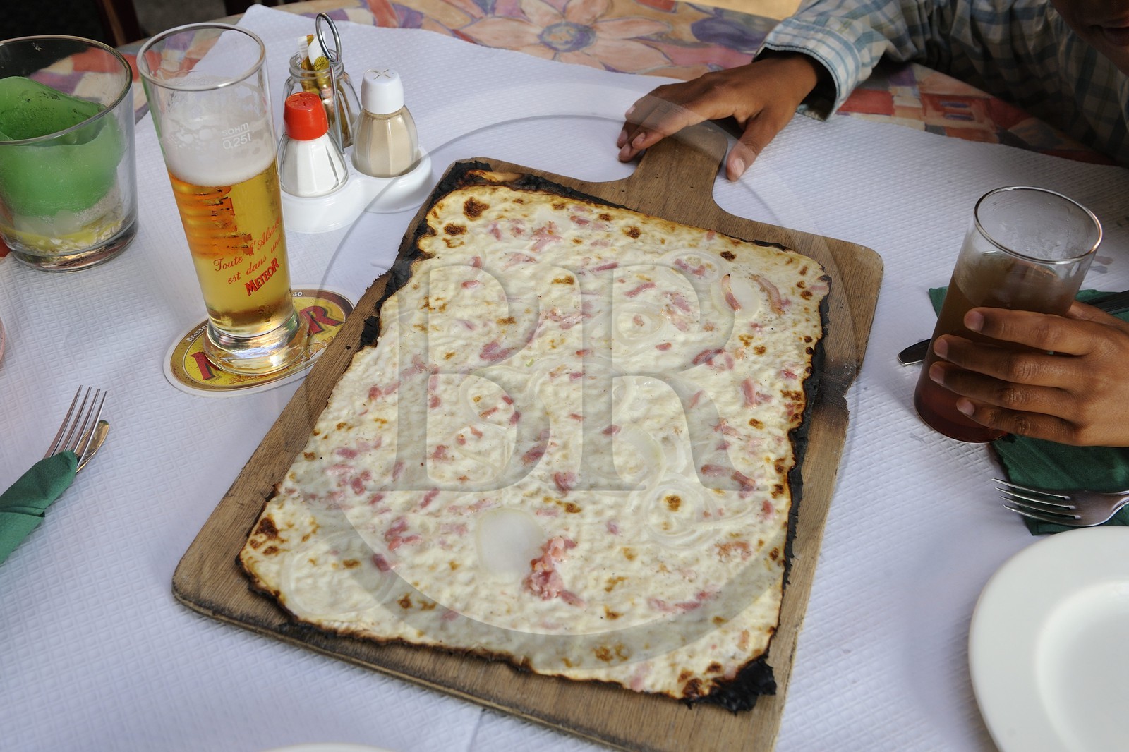 France, Bas-Rhin (67), Strasbourg, la célèbre tarte flambée servie sur sa planche de bois France, Bas-Rhin (67), Strasbourg, la célèbre tarte flambée servie sur sa planche de bois