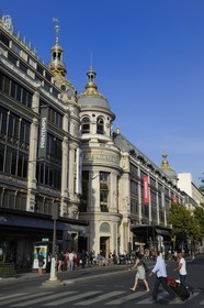 France, Paris (75), la coupole dorée du grand magasin Le Printemps et le boulevard Haussmann
