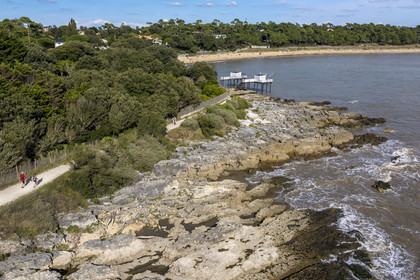 France, Charente-Maritime (17), région de Royan, Saint-Palais-sur-Mer, cabanes de pêche traditionnelle au carrelet à l'embouchure de l'estuaire de la Gironde, sentier des douaniers qui longe le littoral