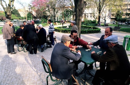 Portugal, Lisbonne, quartier Bairro Alto, joueurs de domino sur la place Real