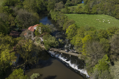 France, Vendée (85), Chanverrie, randonnée cycliste sur la piste de la véloroute Vendée Vélo Tour, passage du pont du Guy sur la Sèvre Nantaise non loin du moulin de la Garde (vue aérienne)