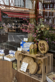 France, Pyrénées-Atlantiques (64), Pays-Basque, Saint-Jean-de-Luz, place Louis XIV, vitrine de la Maison Adam, spécialités de macarons et de gâteaux basque