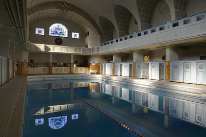 France, Bas-Rhin (67), Strasbourg, quartier de la Neustadt datant de la periode allemande, les Bains Municipaux (1901), piscine