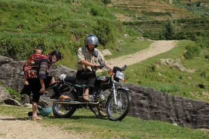 Vietnam, Lao Cai province, Sapa district, couple from the Black Hmong minority group going to the market