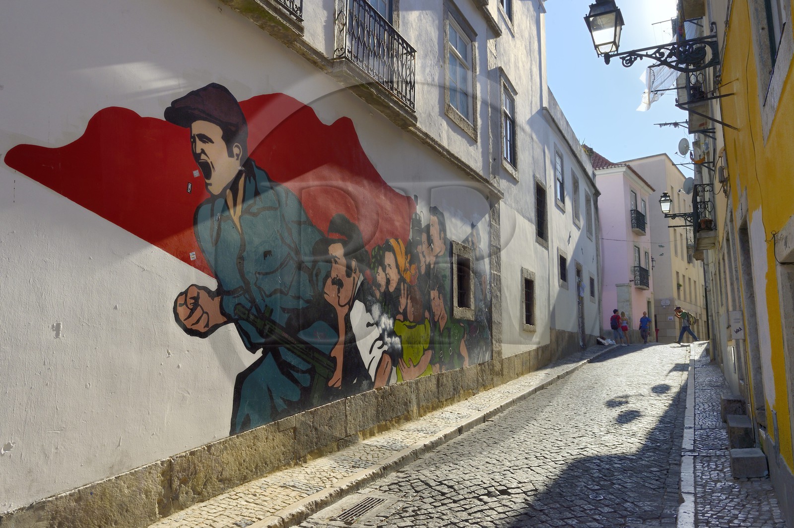 Portugal, Lisbonne, quartier du Bairro Alto, fresque révolutionnaire dans la rue Travessa dos Fieis de Deus