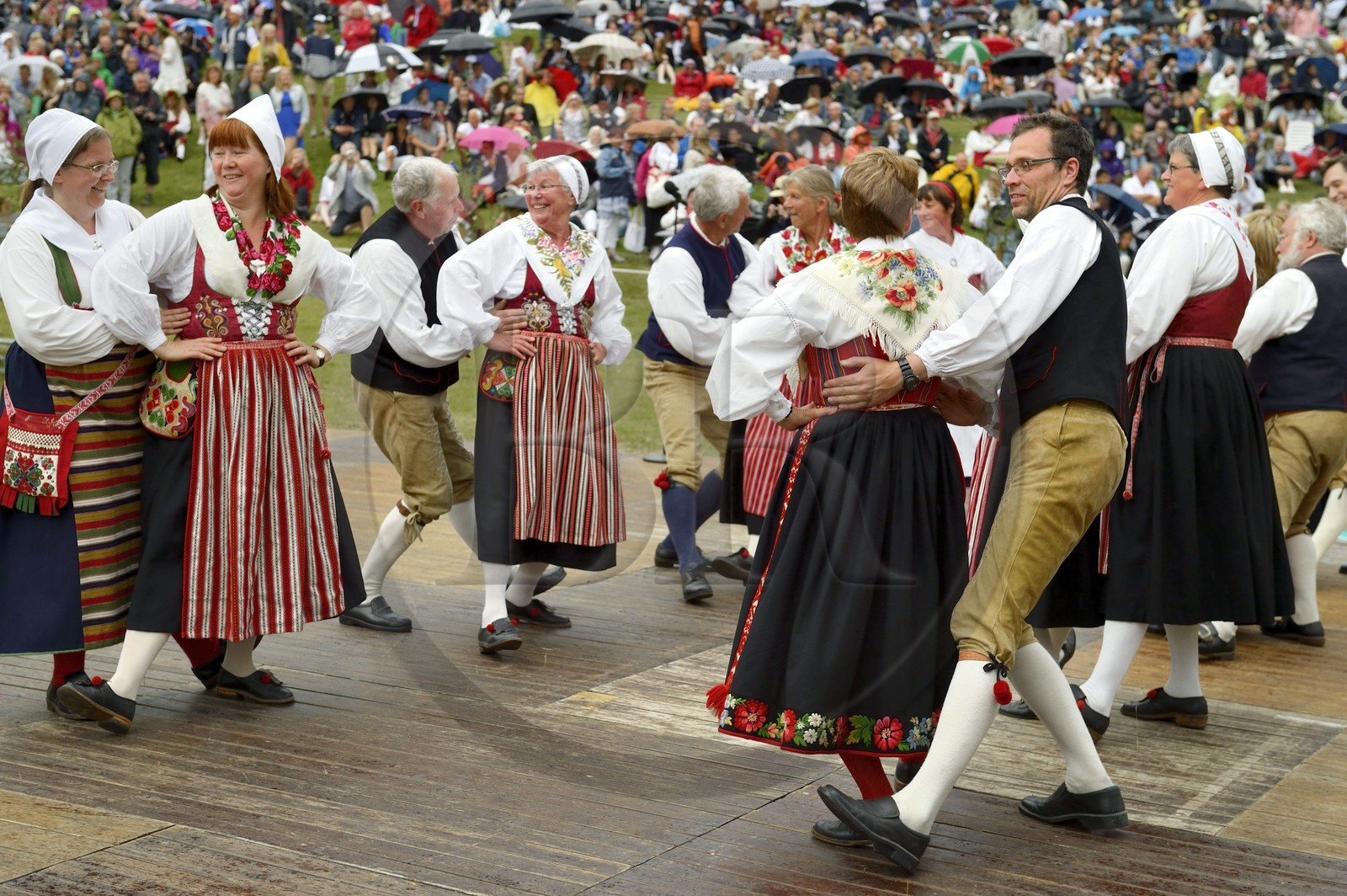 Suède, comté de Dalécarlie, Leksand, les très populaires célébrations du solstice d'été pour la Saint-Jean, danses folkloriques en costumes traditionnels