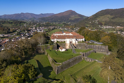 France, Pyrénées-Atlantiques (64), Pays-Basque, Saint-Jean-Pied-de-Port, la citadelle consolidée par Vauban au sommet de la colline de Mendiguren (vue aérienne)