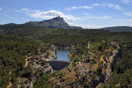 France, Bouches du Rhone, Aix en Provence, hiking on GR 2013, the Zola dam (Cézanne painted the series of Bathers) and the Montagne Sainte Victoire in the background