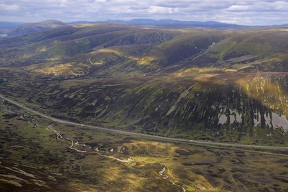 Royaume-Uni, Ecosse, Perth and Kinross, paysage des Grampian Mountains le long de la route A9 dans le Glen Garry près de Dalnaspidal (vue aérienne)