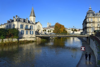 France, Meuse (55), la Meuse à Verdun, l'église Saint Sauveur à gauche et la cathédrale en arrière plan