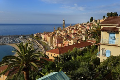 France, Alpes-Maritimes (06), Menton, la vieille ville dominée par la Basilique Saint Michel