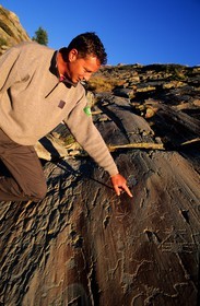 France, Alpes-Maritimes (06), parc national du Mercantour, Vallée des Merveilles vers Fontanalbe, gravures rupestres de la voie sacrée (1800-1500 av. J.-C.) présentées par le garde du parc Yannick Bielle