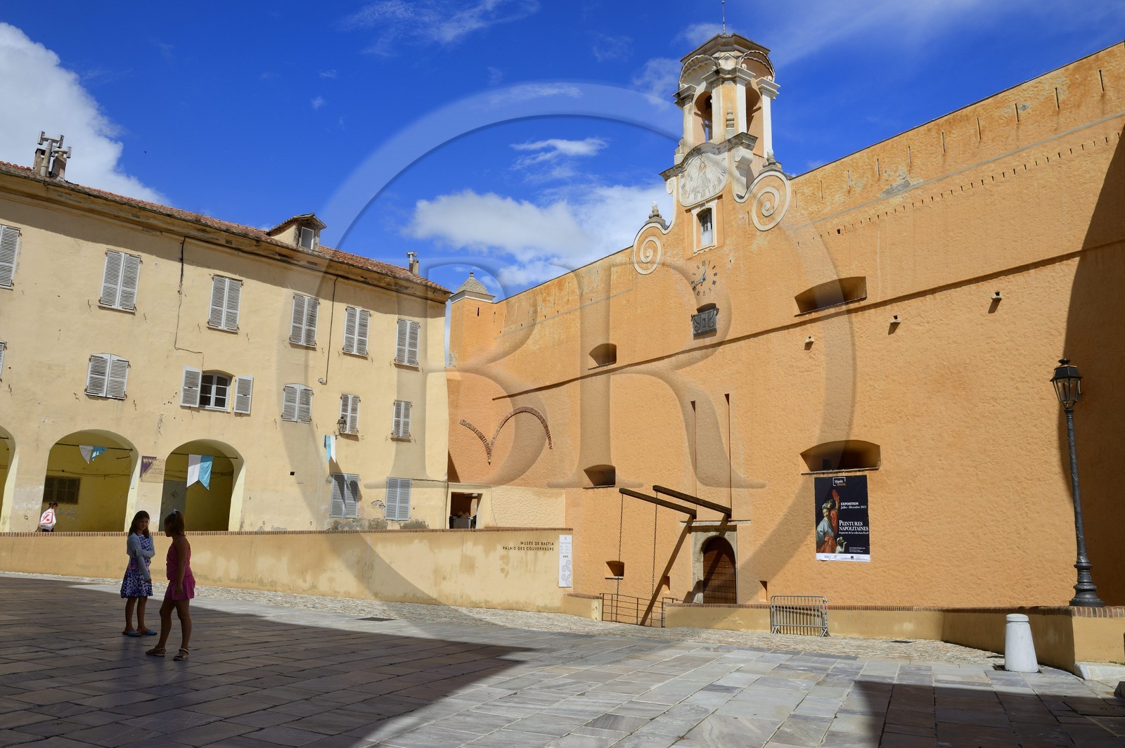 France, Haute-Corse (2B), Bastia, la Citadelle quartier de Terra-Nova, l'ancien palais des gouverneurs génois qui héberge le Musée d'Histoire de Bastia, entrée principale par l'ancien pont-levis sur la place du Donjon