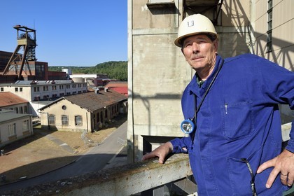 France, Moselle, Petite Rosselle, carreau Wendel museum, the former miner Gaston Mai in front of the mine shaft headframe Wendel 3